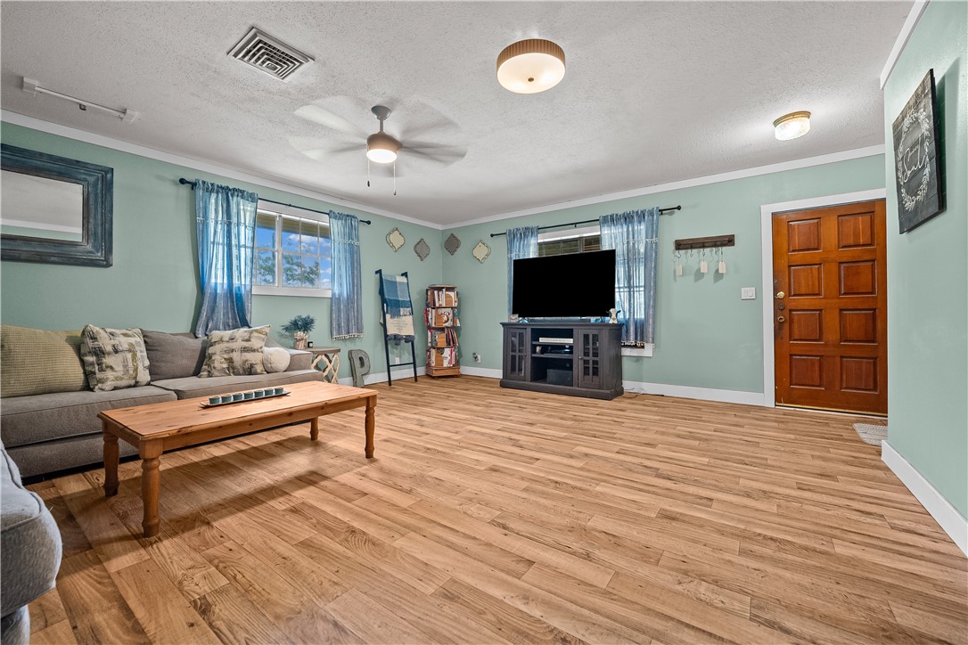 14534 Cr 756 Road Sinton, TX 78387 - Photo 8 of 23 Large living area