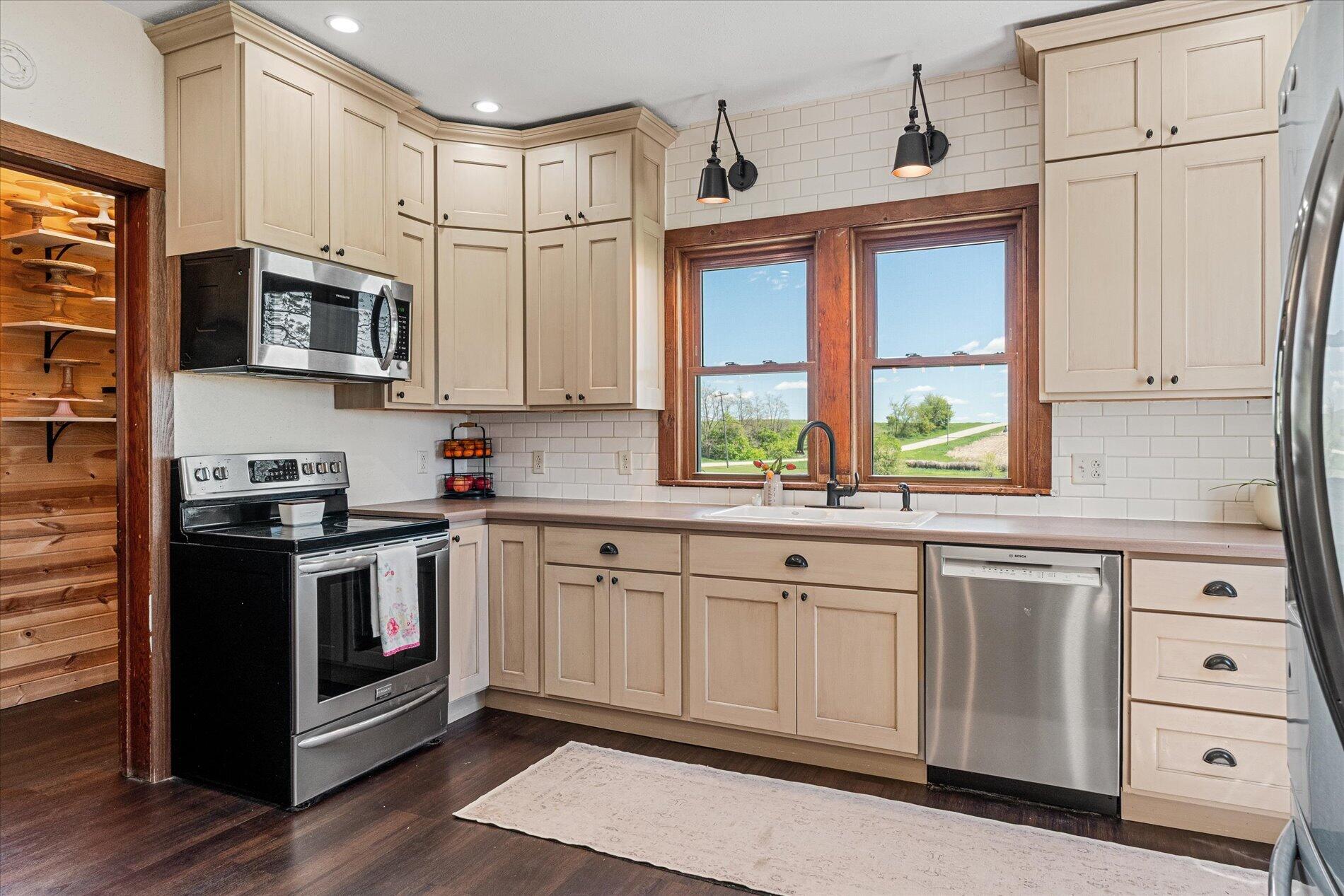 E7155 Traastad Road Franklin, WI 54665 - Photo 15 of 41 Kitchen