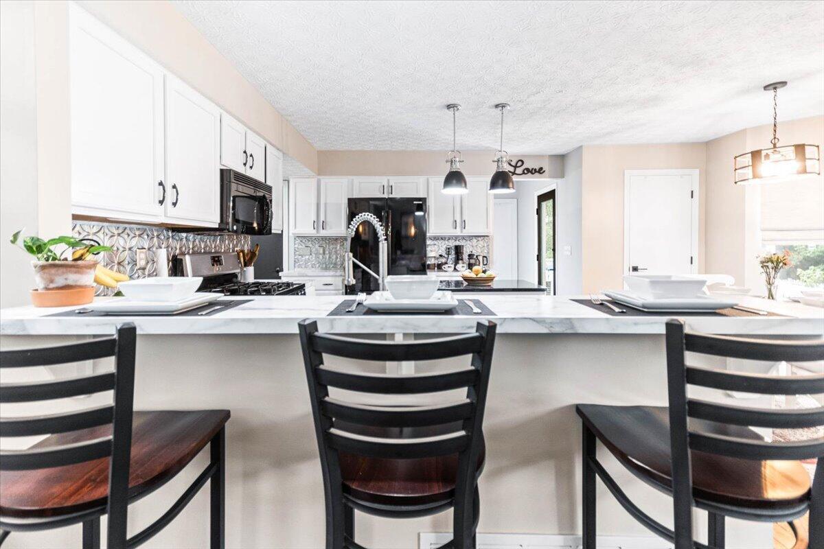 7985 Rodebaugh Road Reynoldsburg, OH 43068 - Photo 9 of 41 09-Breakfast Bar