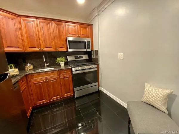 $2,995 | 327 Brook Avenue, Unit 3272B, Bay Shore, NY 11706
