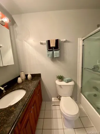 $2,995 | 327 Brook Avenue, Unit 3272B, Bay Shore, NY 11706