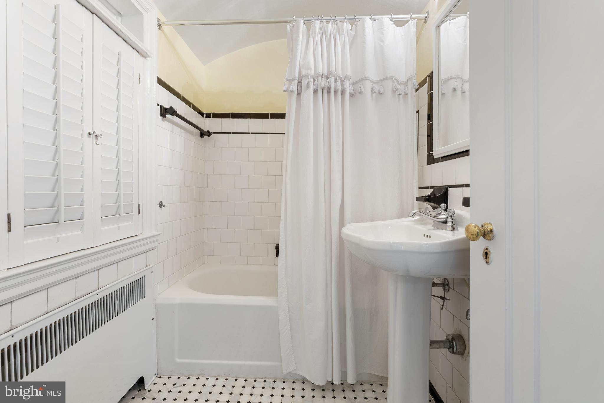 818 Kingston Road Baltimore, MD 21212 - Photo 28 of 37 Hall Bathroom with tub