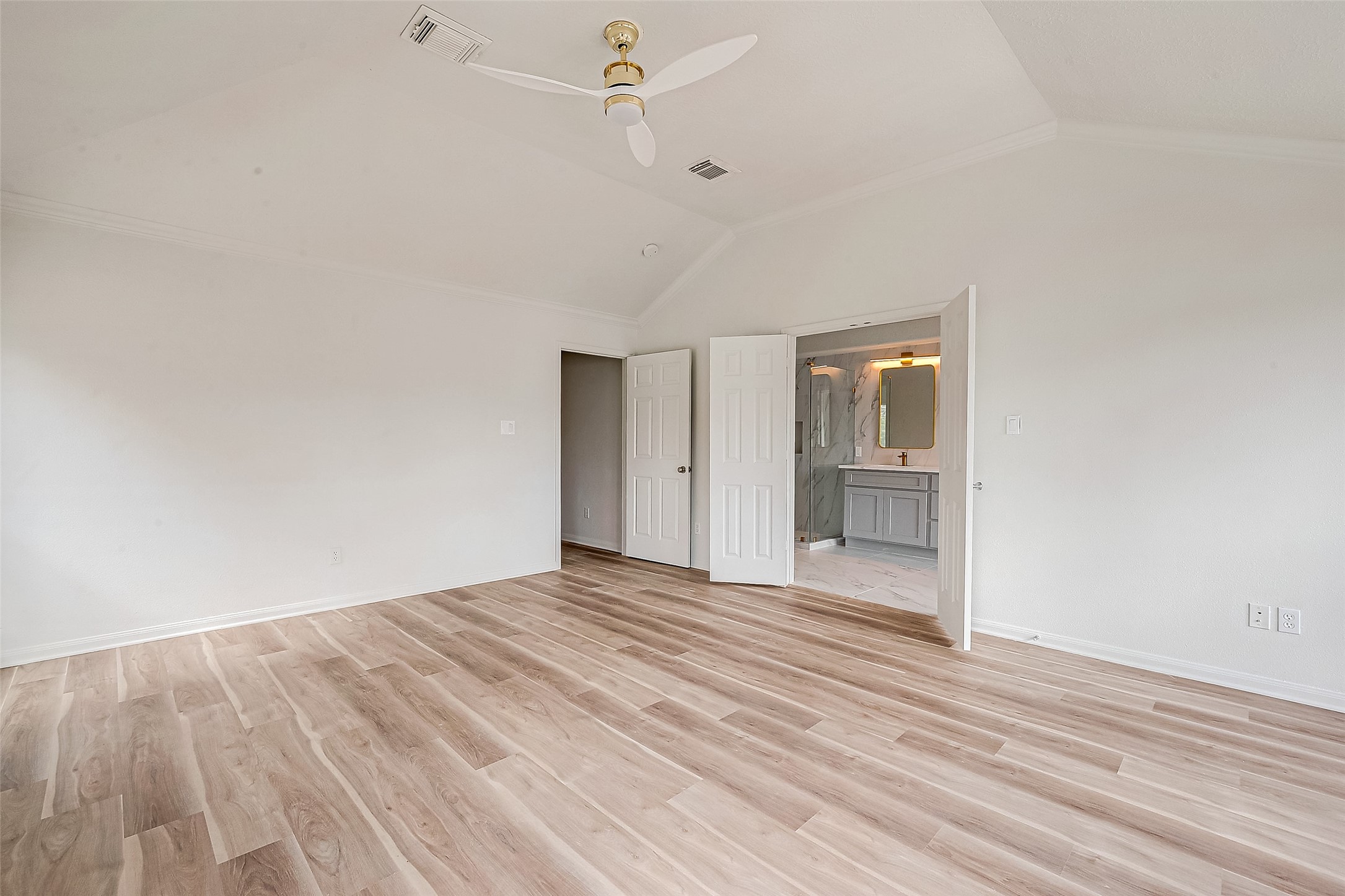 2150 Stacy Knoll Houston, TX 77008 - Photo 27 of 40 Spacious Master Bedroom