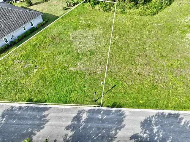 a view of a back yard