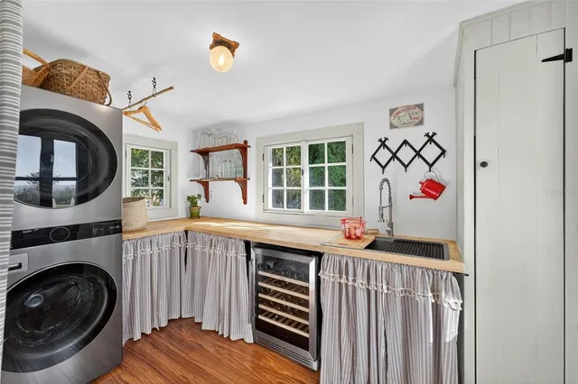 a view of a livingroom with wooden floor and entryway