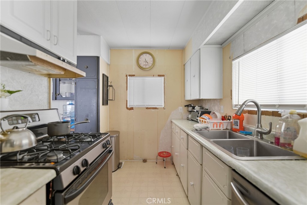 36200 Paradise Ranch Road Castaic, CA 91384 - Photo 16 of 31 a kitchen that has a sink and a stove