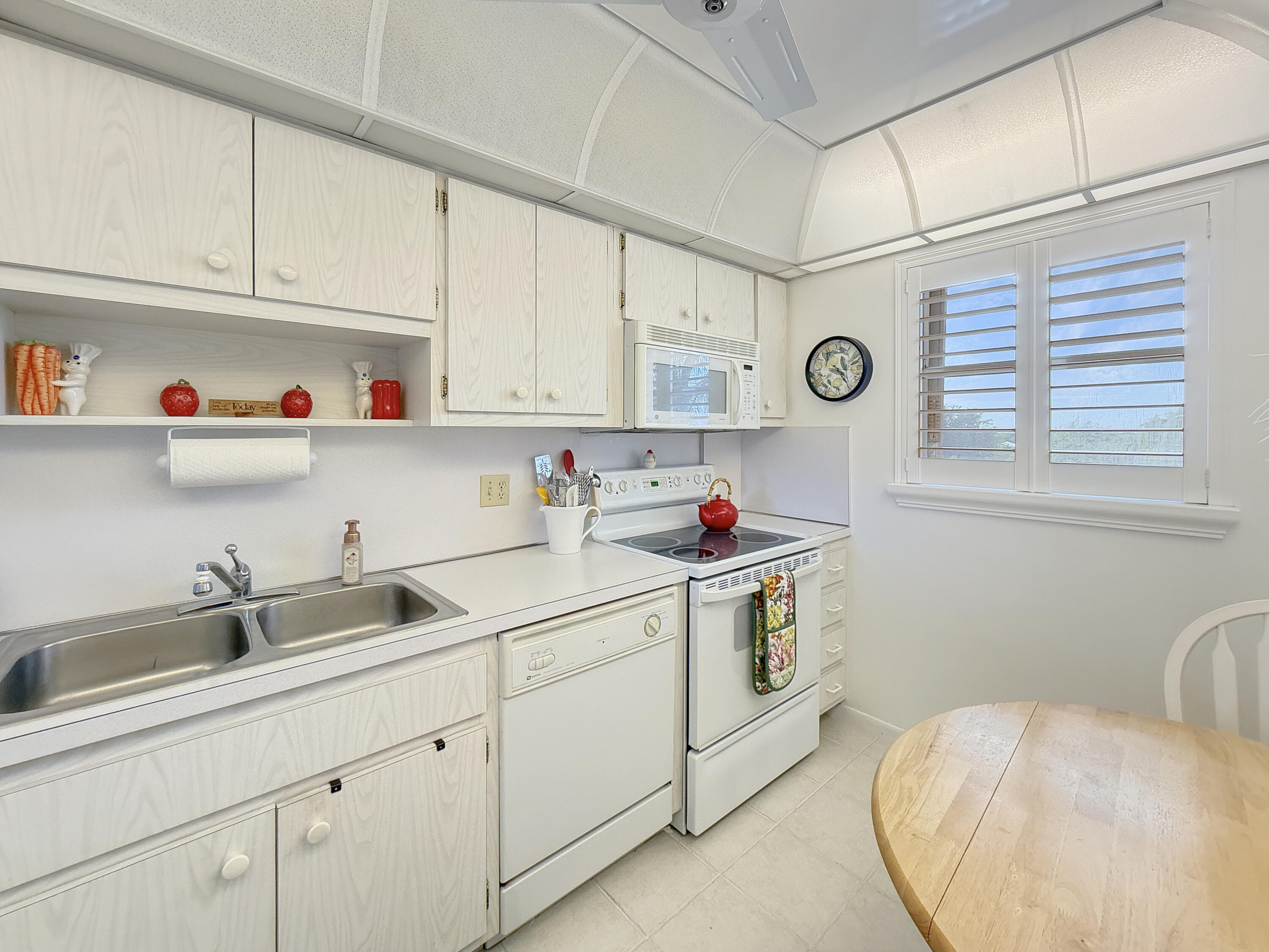 555 Northwest 4th Avenue, Unit 401 Boca Raton, FL 33432 - Photo 2 of 41 Kitchen