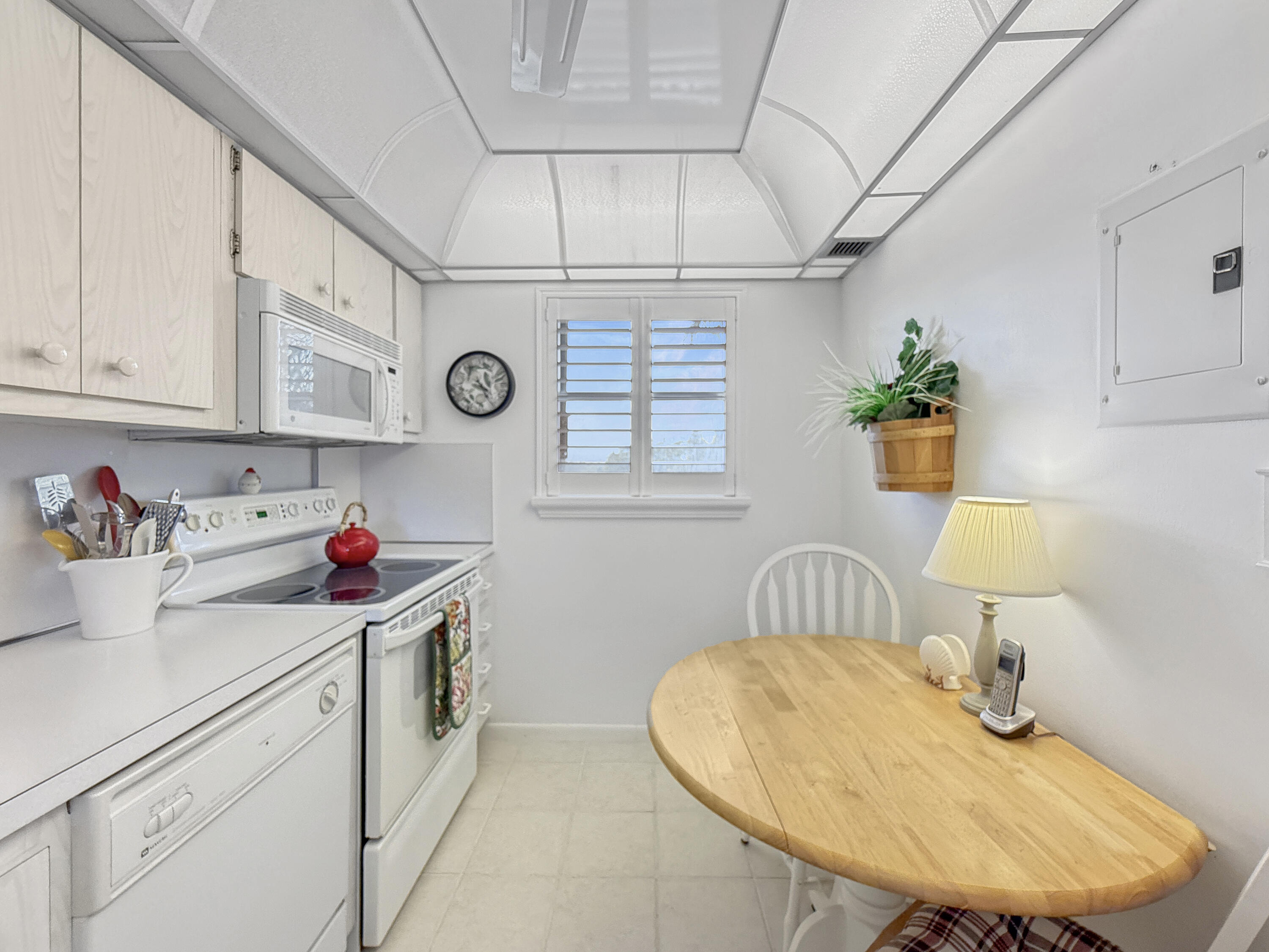 555 Northwest 4th Avenue, Unit 401 Boca Raton, FL 33432 - Photo 3 of 41 Kitchen