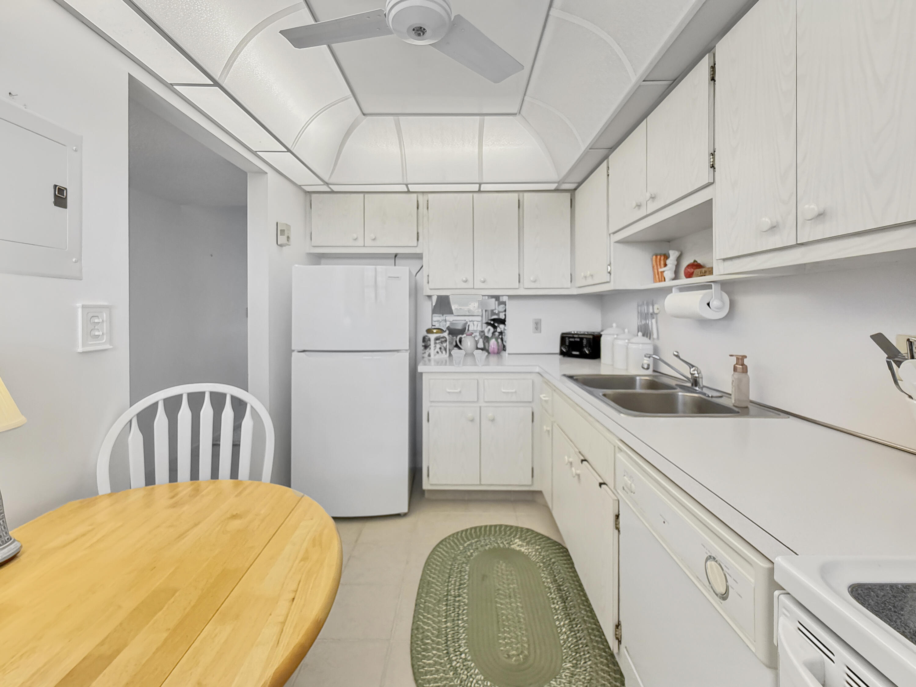 555 Northwest 4th Avenue, Unit 401 Boca Raton, FL 33432 - Photo 4 of 41 Kitchen