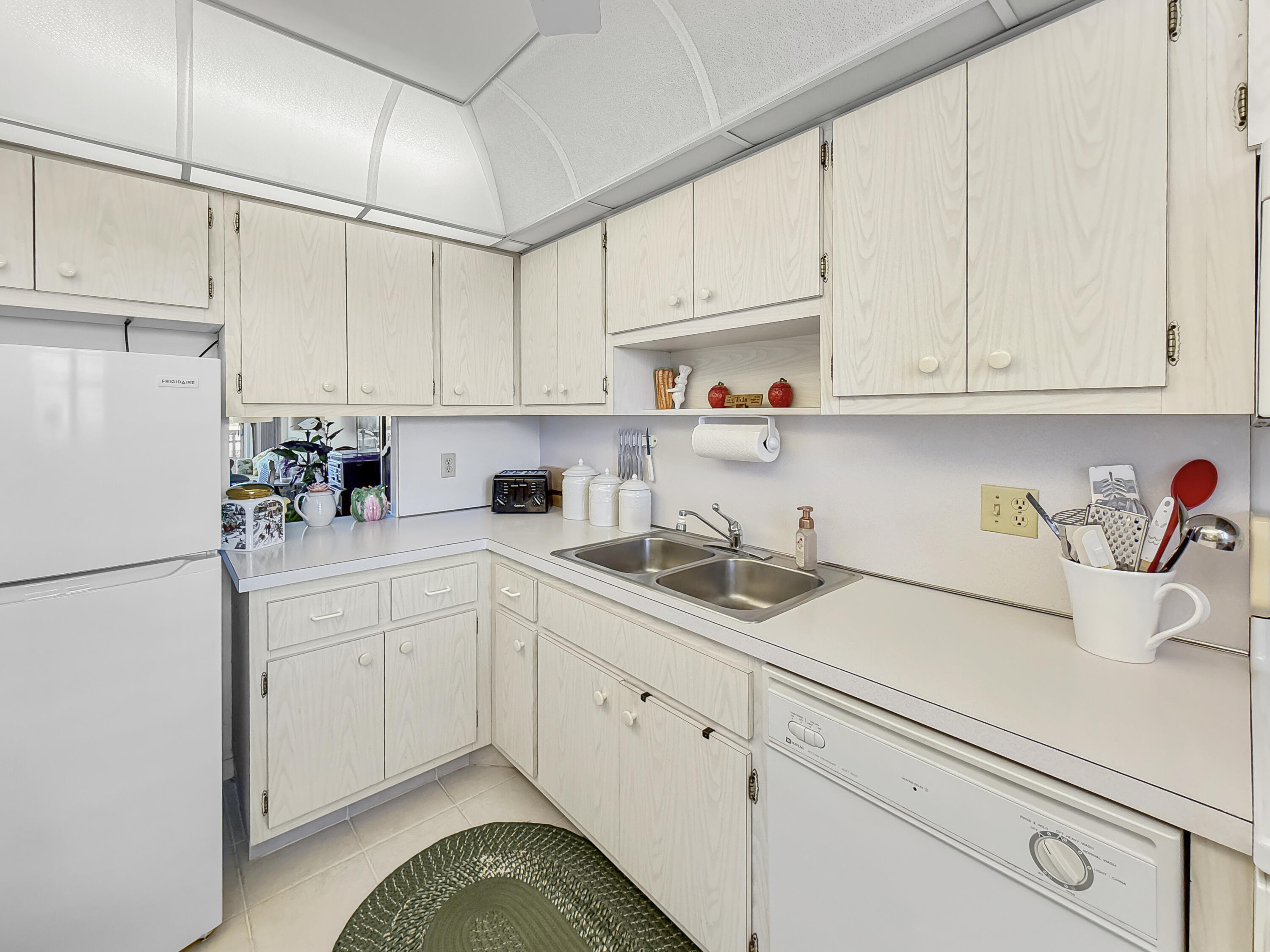 555 Northwest 4th Avenue, Unit 401 Boca Raton, FL 33432 - Photo 5 of 41 Kitchen