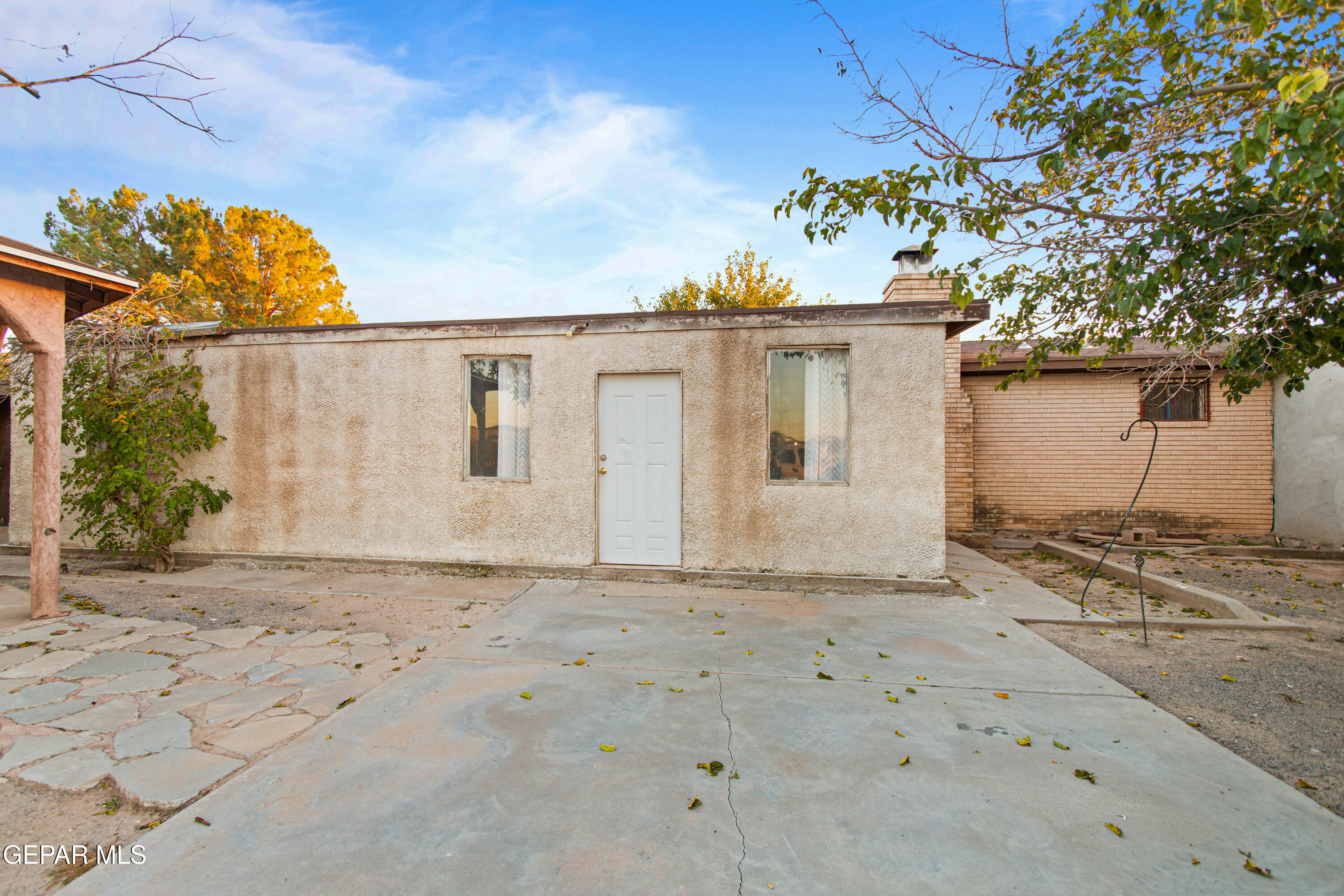 171 Holguin Avenue Vinton, TX 79821 - Photo 29 of 35 a view of a house with a street