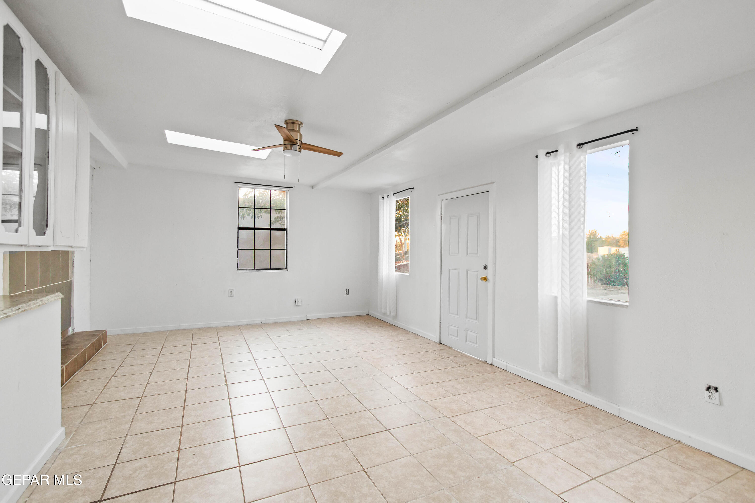 171 Holguin Avenue Vinton, TX 79821 - Photo 32 of 35 a view of an empty room with a window