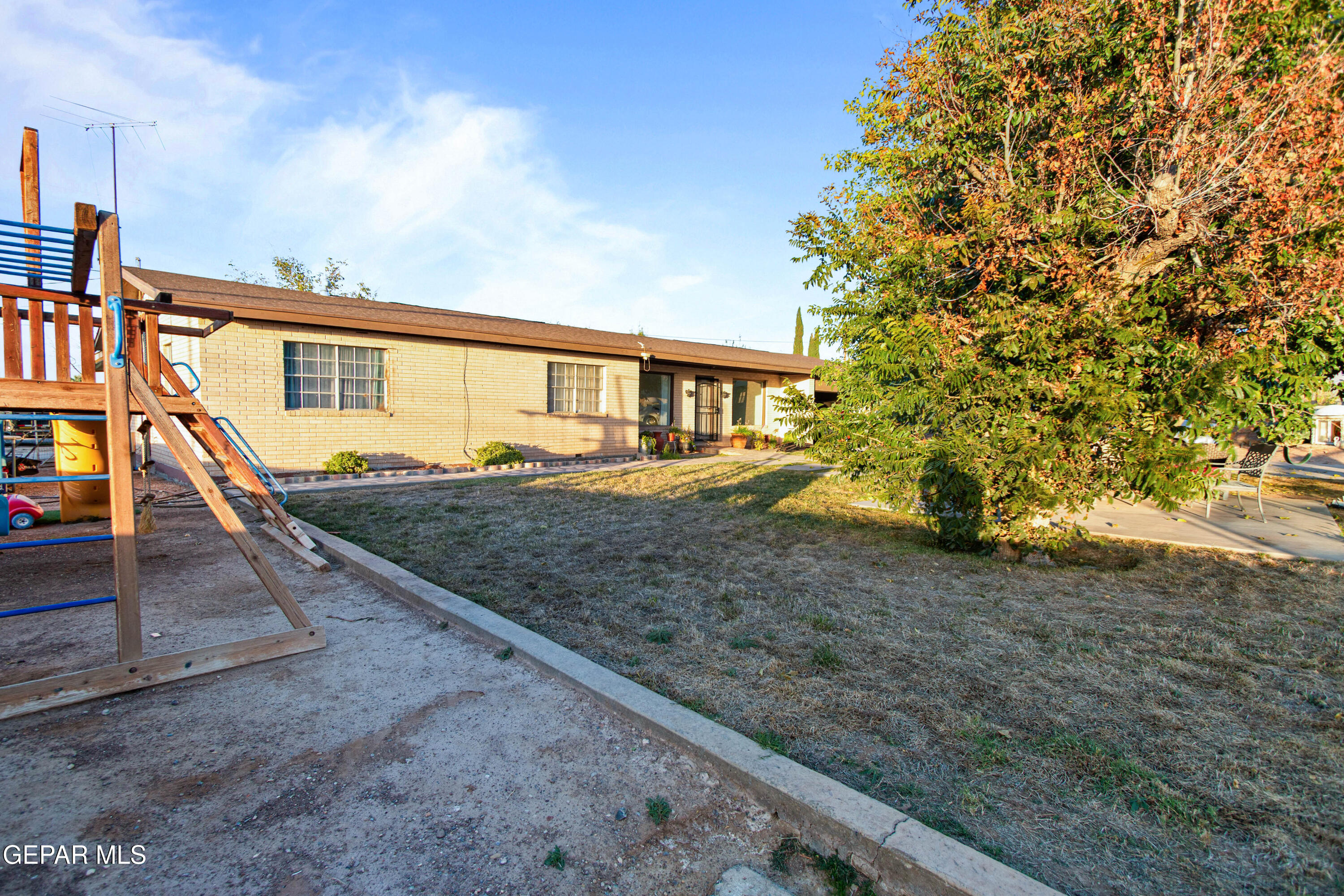 171 Holguin Avenue Vinton, TX 79821 - Photo 4 of 35 a view of a house with a yard
