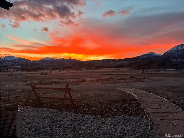 a view of a back yard