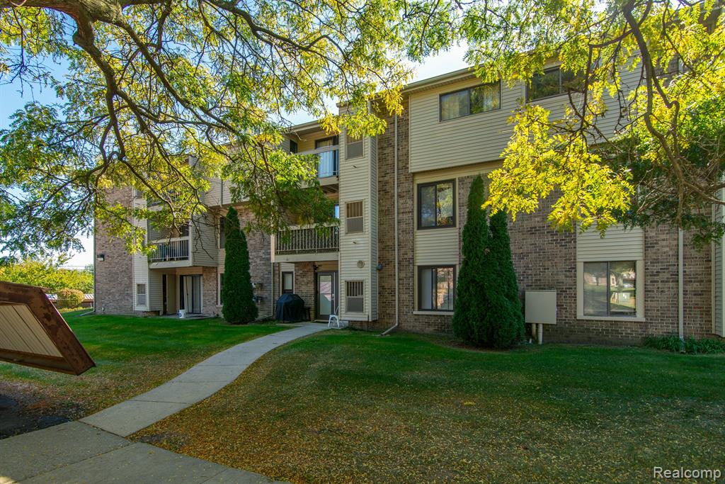 30445 West 14 Mile Road, Unit 52 Farmington Hills, MI 48334 - Photo 2 of 16