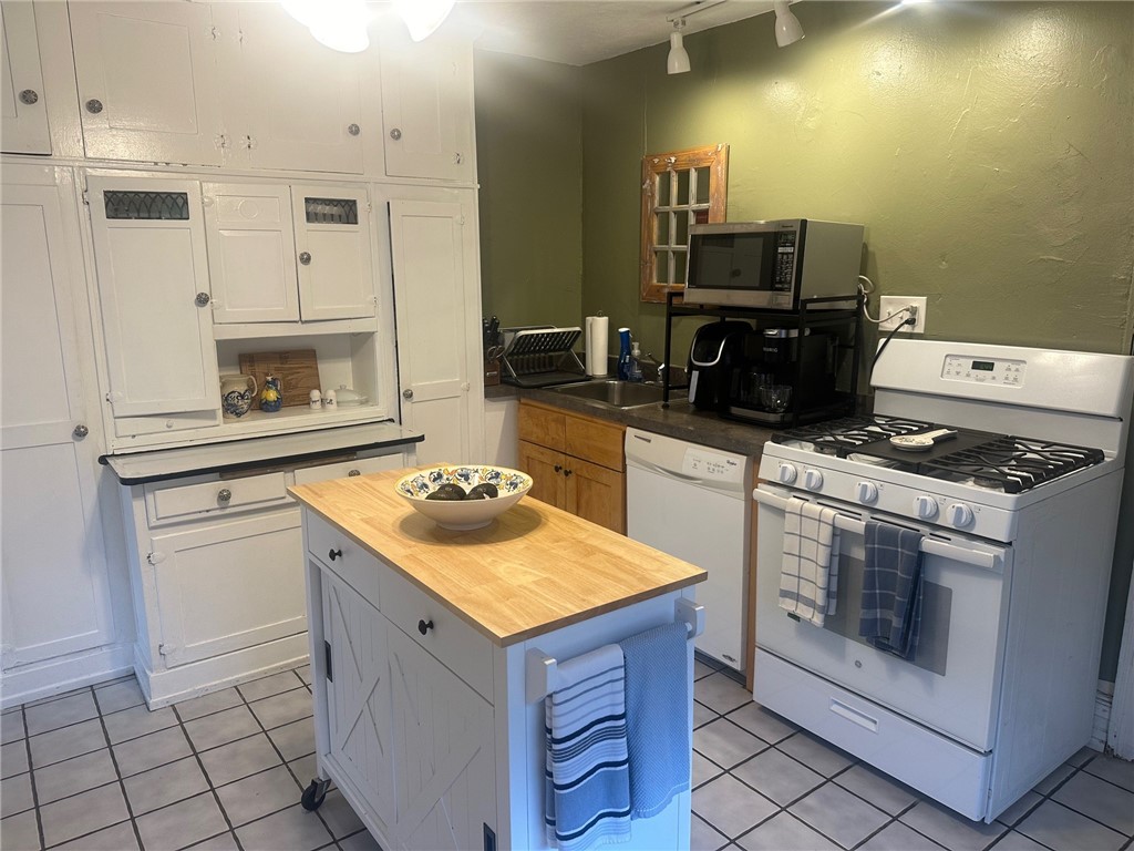 27 Vick Park B Rochester, NY 14607 - Photo 34 of 50 Apt #2 1st kitchen