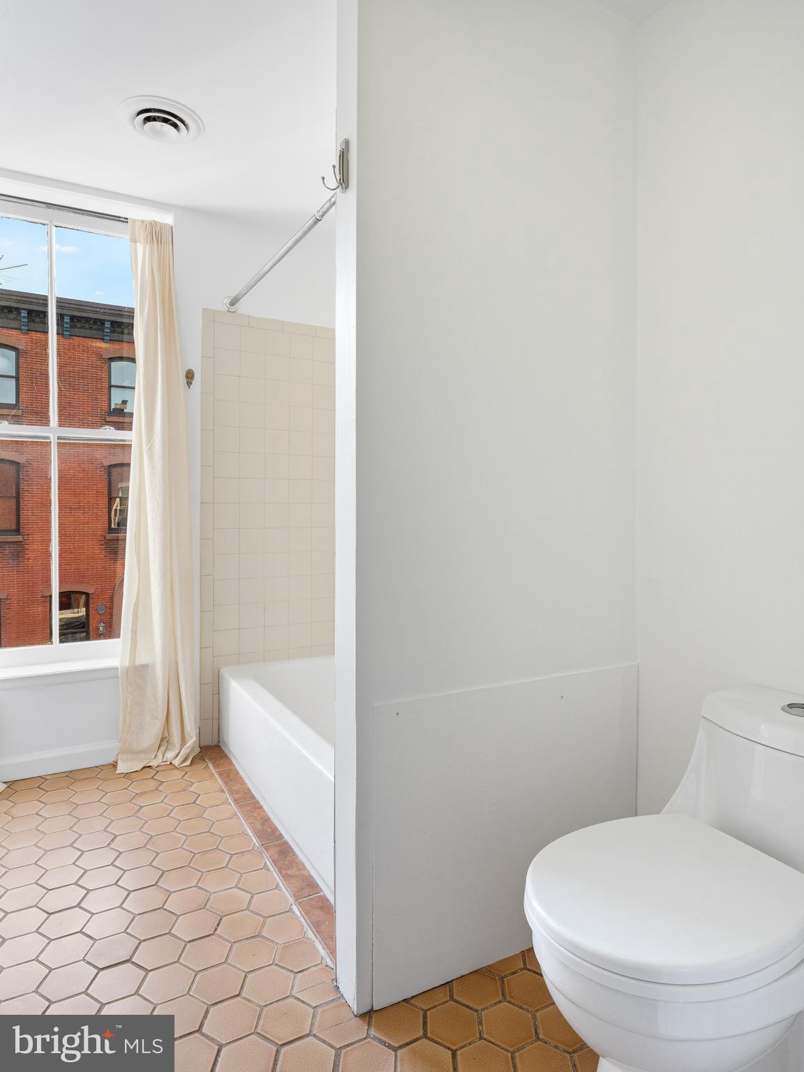2005 Wallace Street, Unit 2 Philadelphia, PA 19130 - Photo 29 of 31 Full Bath