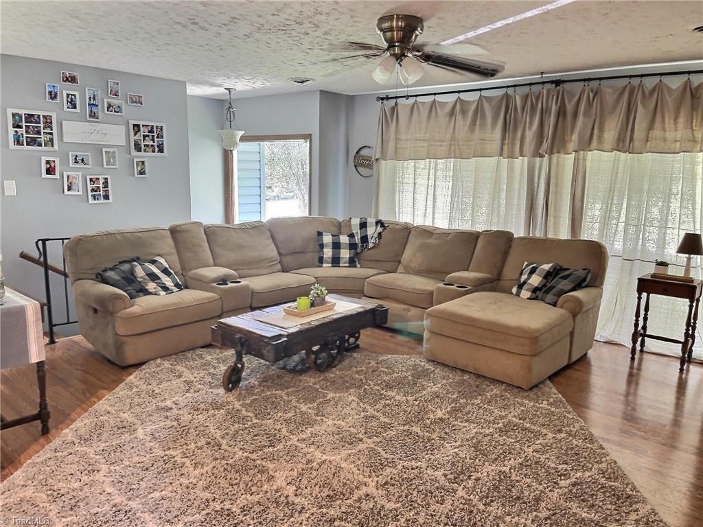 156 Stratford Road Lexington, NC 27292 - Photo 12 of 28 LIVING ROOM