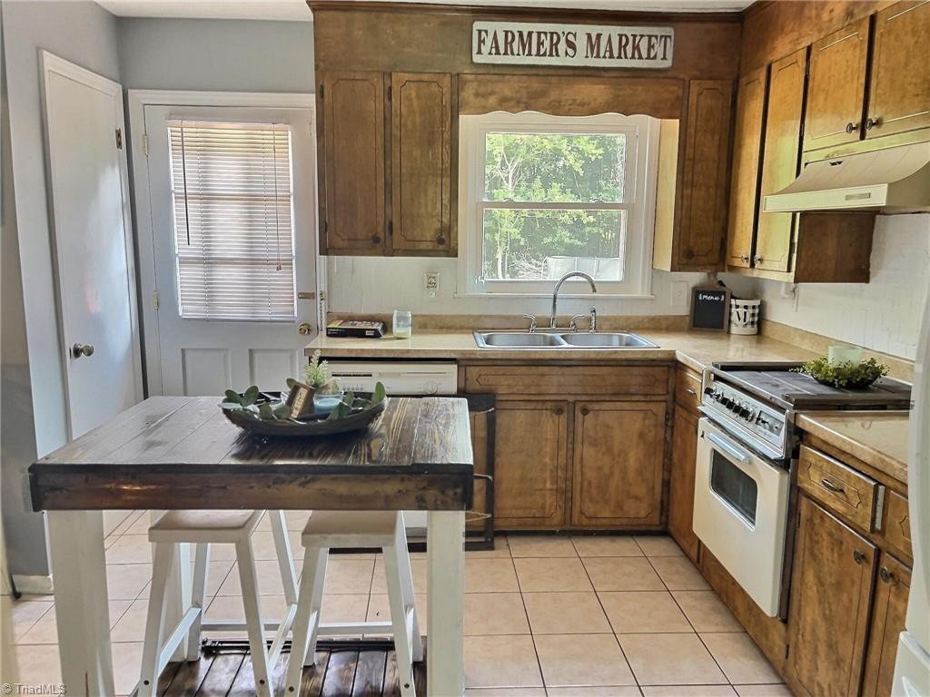 156 Stratford Road Lexington, NC 27292 - Photo 15 of 28 KITCHEN