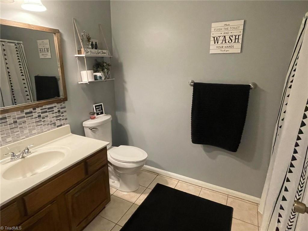 156 Stratford Road Lexington, NC 27292 - Photo 19 of 28 BATHROOM