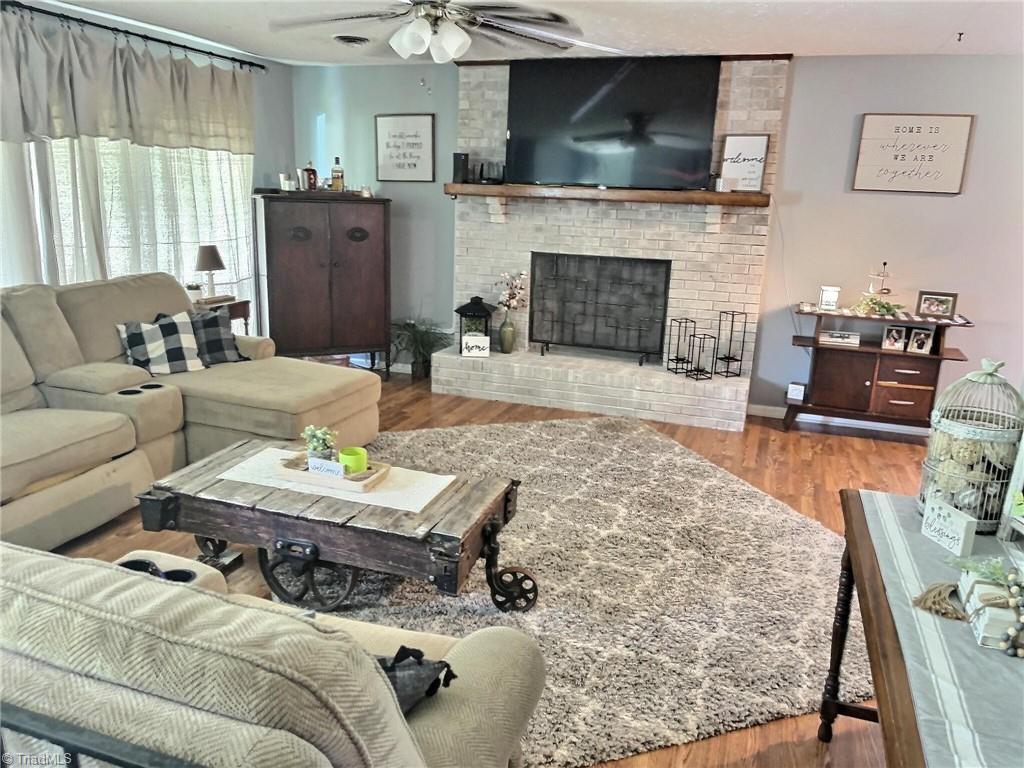 156 Stratford Road Lexington, NC 27292 - Photo 10 of 28 LIVING ROOM