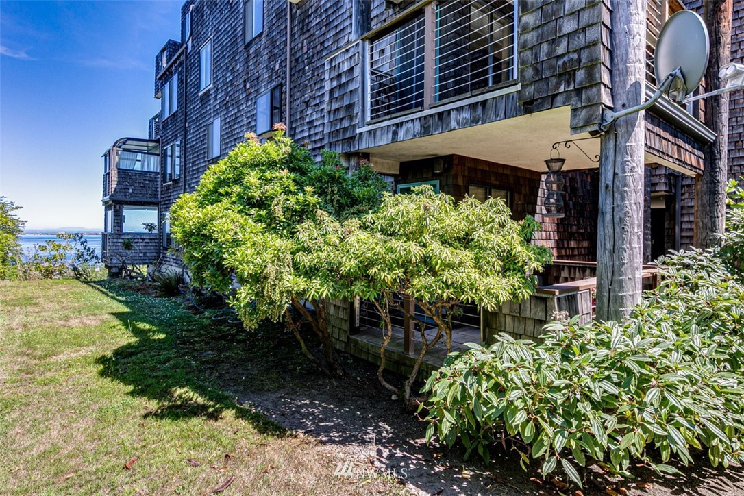 226 West 2nd Street, Unit 2 Port Angeles, WA 98362 - Photo 32 of 40 a backyard of a house with lots of green space