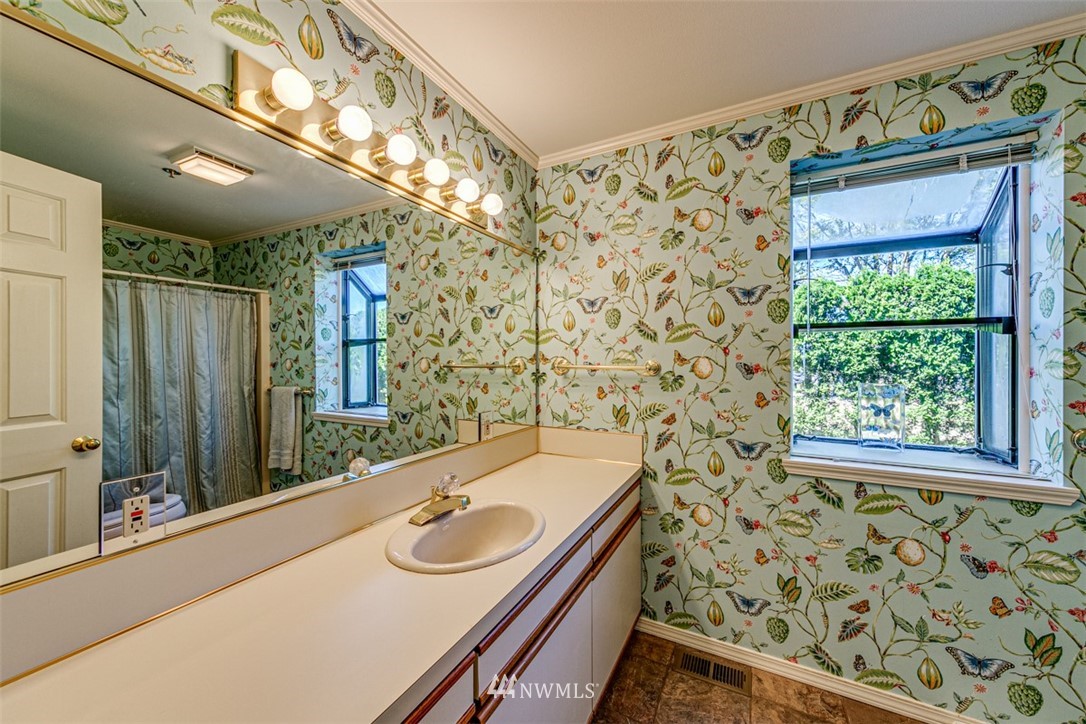 226 West 2nd Street, Unit 2 Port Angeles, WA 98362 - Photo 9 of 40 a bathroom with a sink and a mirror