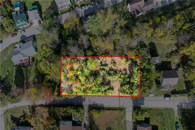 a view of a yard with a house