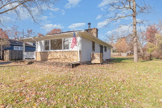 $349,900 | 230 Bayshore Drive, Lake Bluff, IL 60044