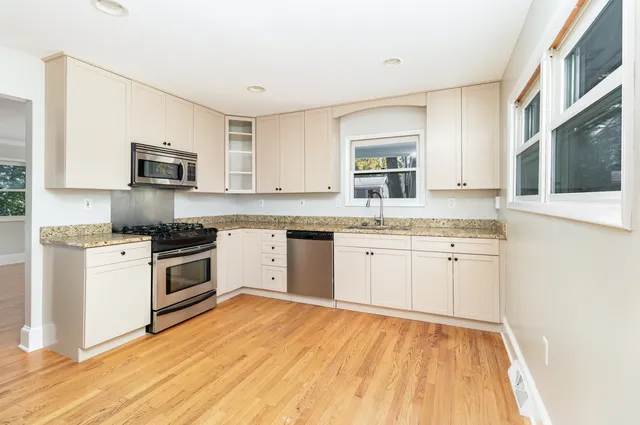 $349,900 | 230 Bayshore Drive, Lake Bluff, IL 60044