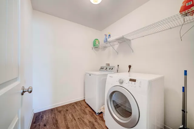 a view of yard with green space