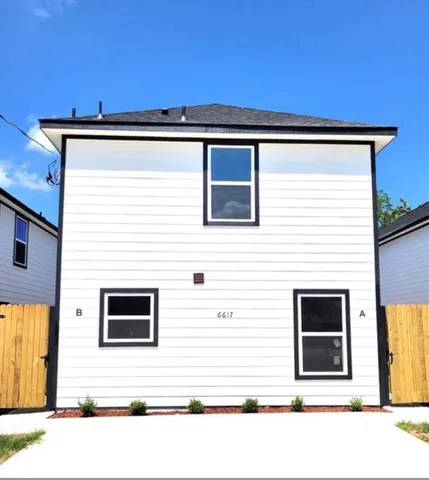 a black and white photo of a building