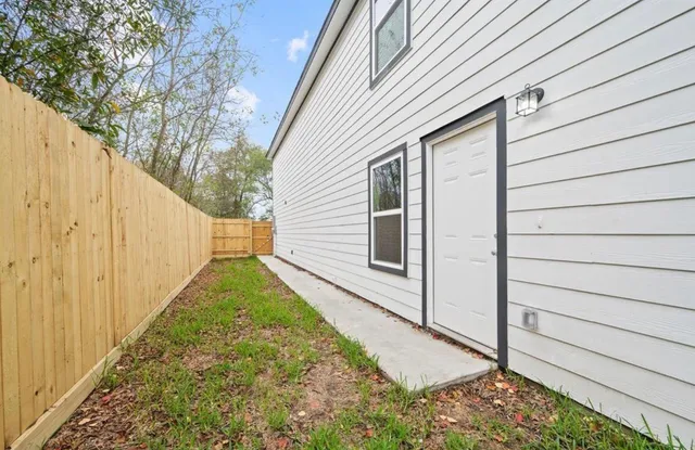 a view of a backyard with pathway