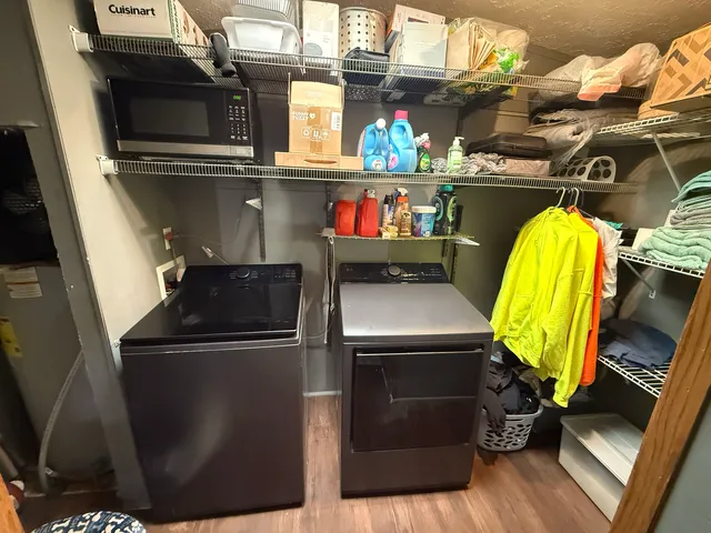 a view of a house with backyard