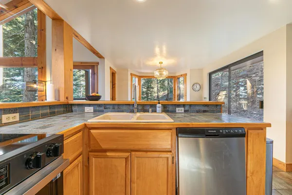 $1,075,000 | 11504 Ski Slope Way, Truckee, CA 96161