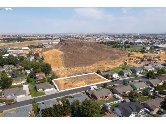 an aerial view of residential building and lake