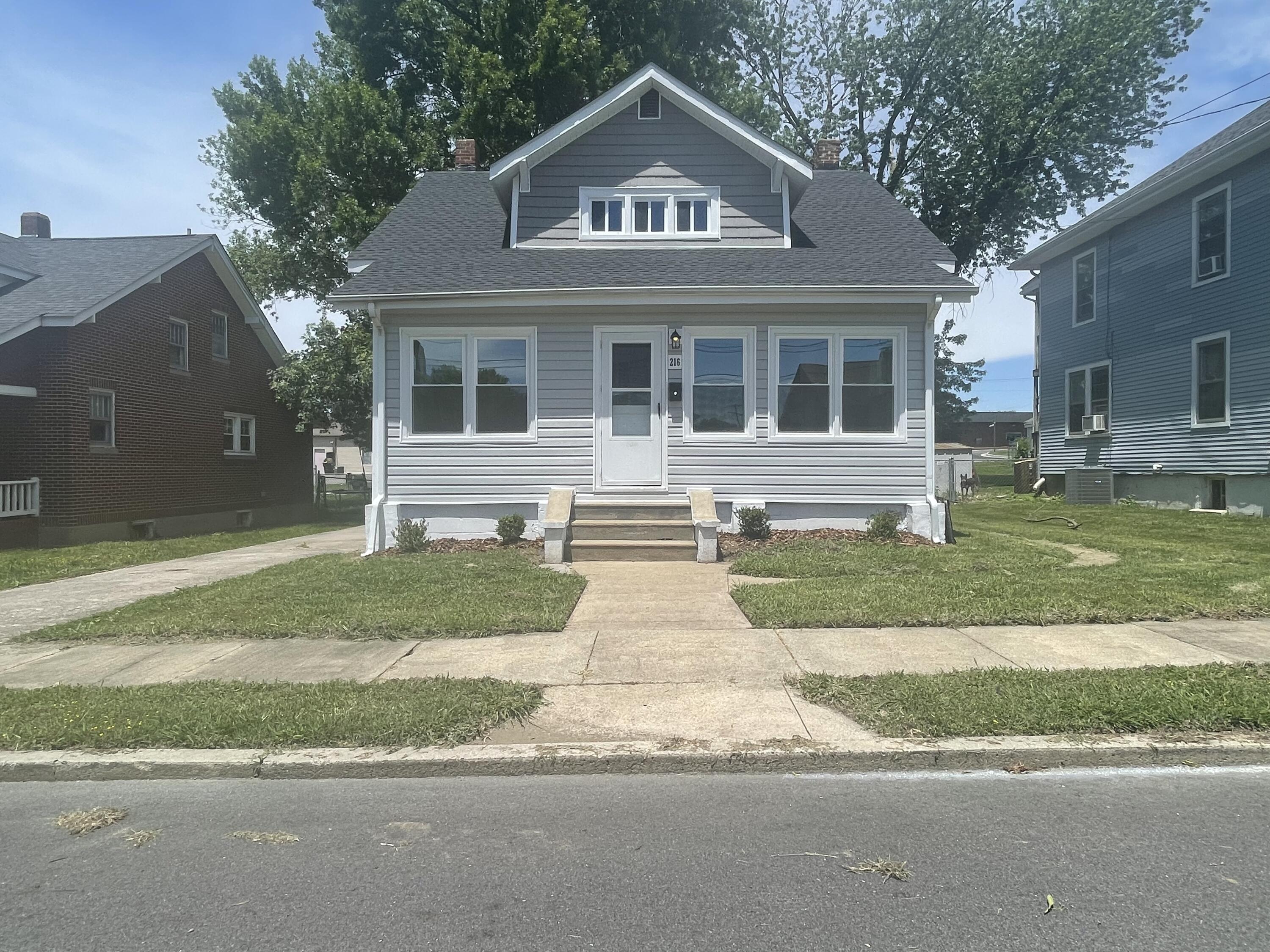 216 West Augusta Avenue Vinton, VA 24179 - Photo 2 of 43 IMG_8136