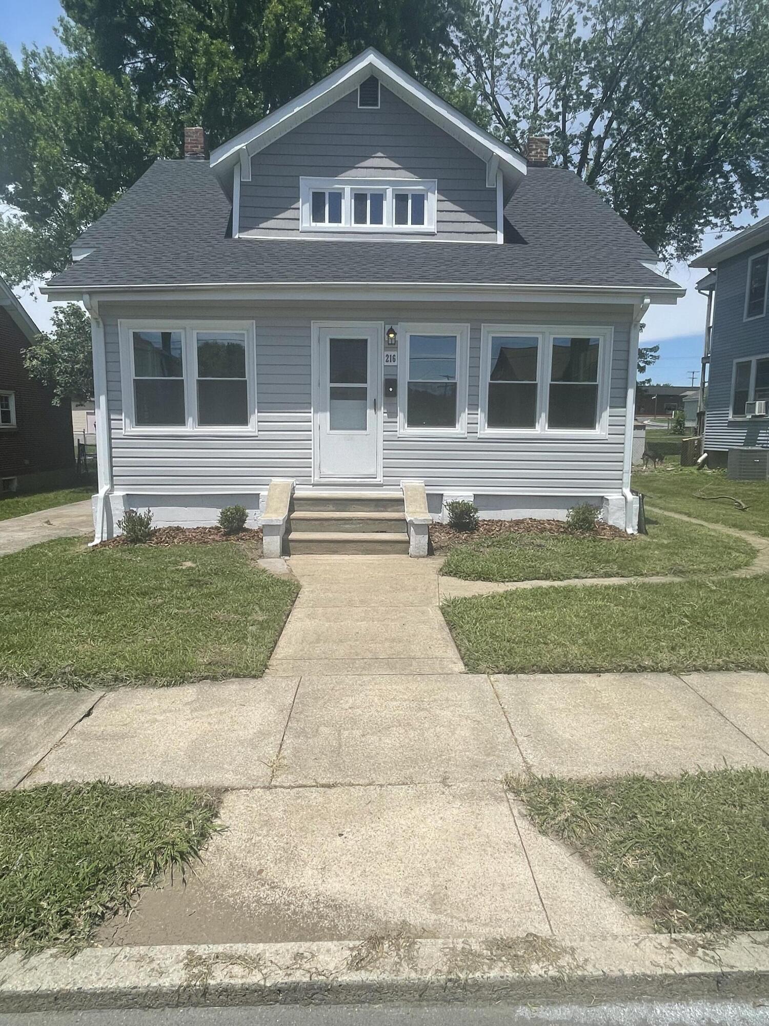 216 West Augusta Avenue Vinton, VA 24179 - Photo 3 of 43 IMG_8137