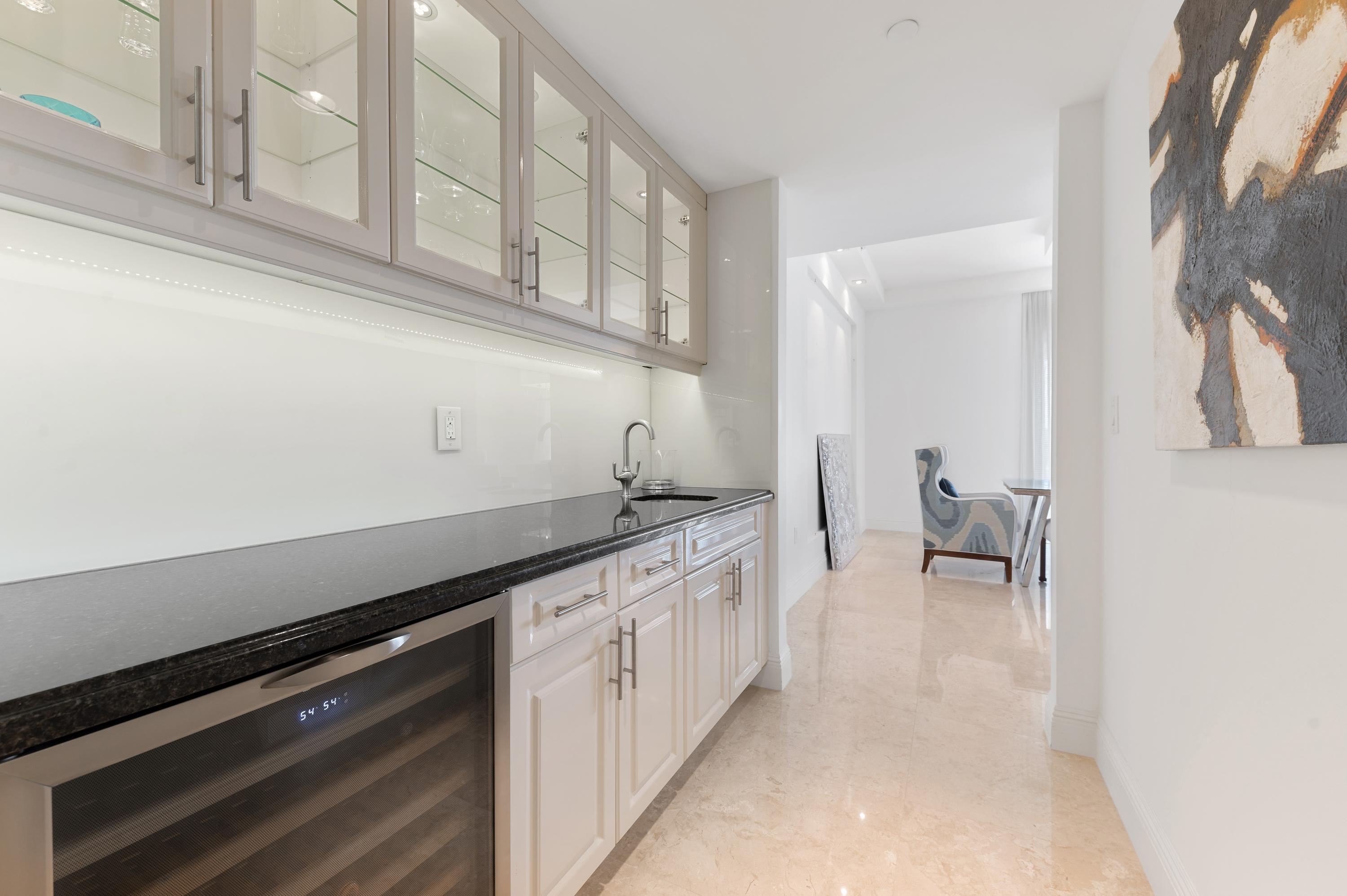 200 East Palmetto Park Road, Unit 817 Boca Raton, FL 33432 - Photo 23 of 28 23_200-E-Palmetto-Park-Rd-apt-817_67_Bar