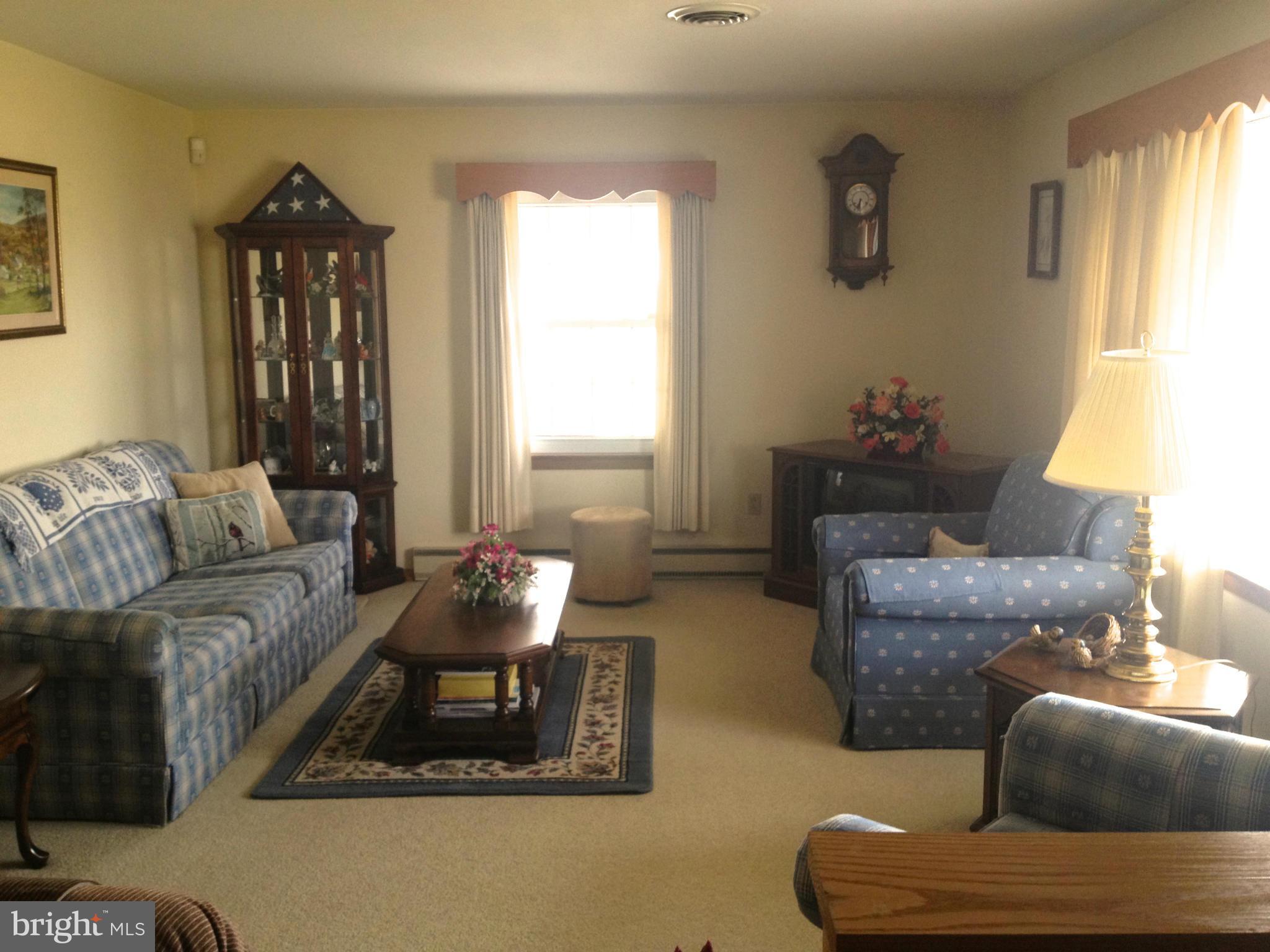 13123 Edgemont Road Smithsburg, MD 21783 - Photo 5 of 15 Living Room