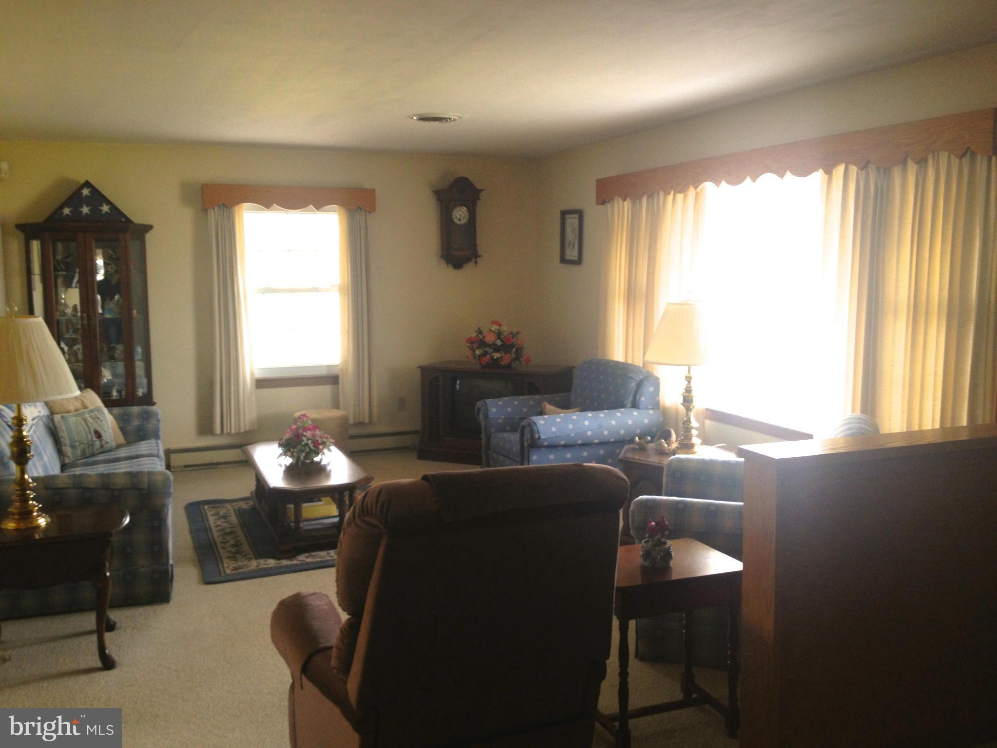 13123 Edgemont Road Smithsburg, MD 21783 - Photo 6 of 15 Living Room