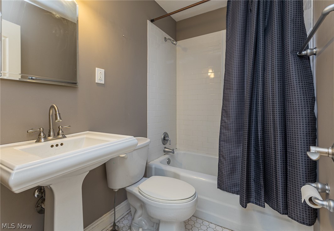 3894 Parkdale Road Cleveland, OH 44121 - Photo 16 of 35