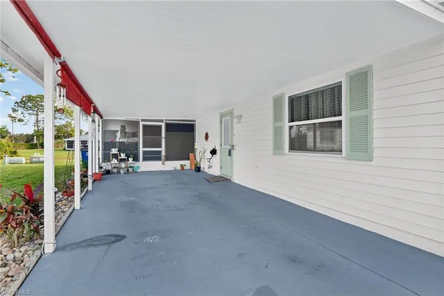 a view of livingroom with furniture