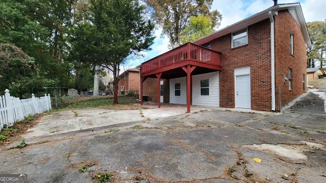 a view of a house with a backyard