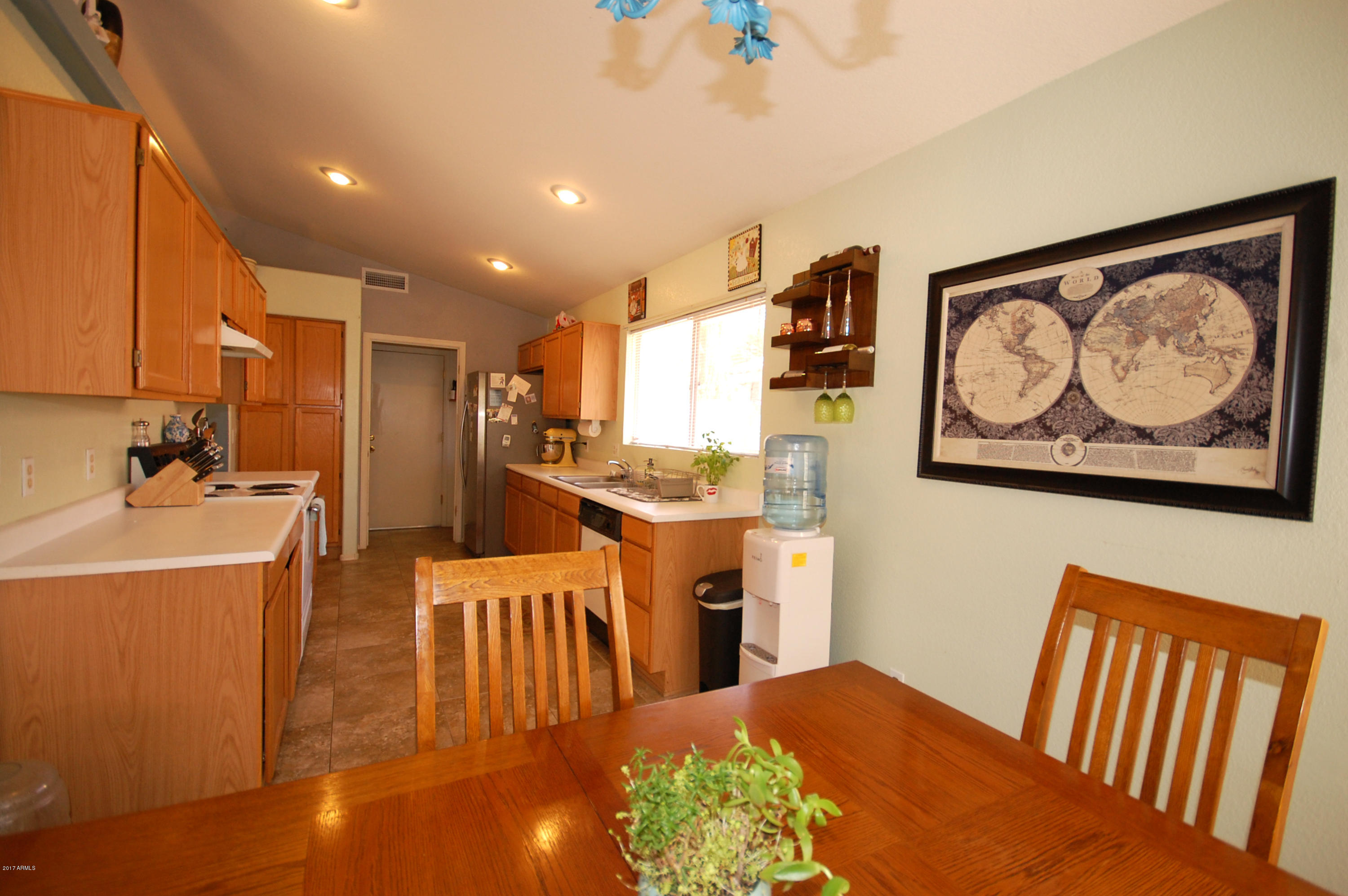 725 West Tumbleweed Road Gilbert, AZ 85233 - Photo 7 of 24 dining and kitchen