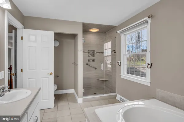 an empty room with closet and a ceiling fan