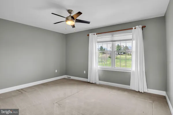 a view of a livingroom with a ceiling fan