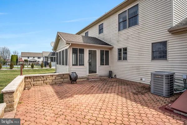 a view of a yard with a house