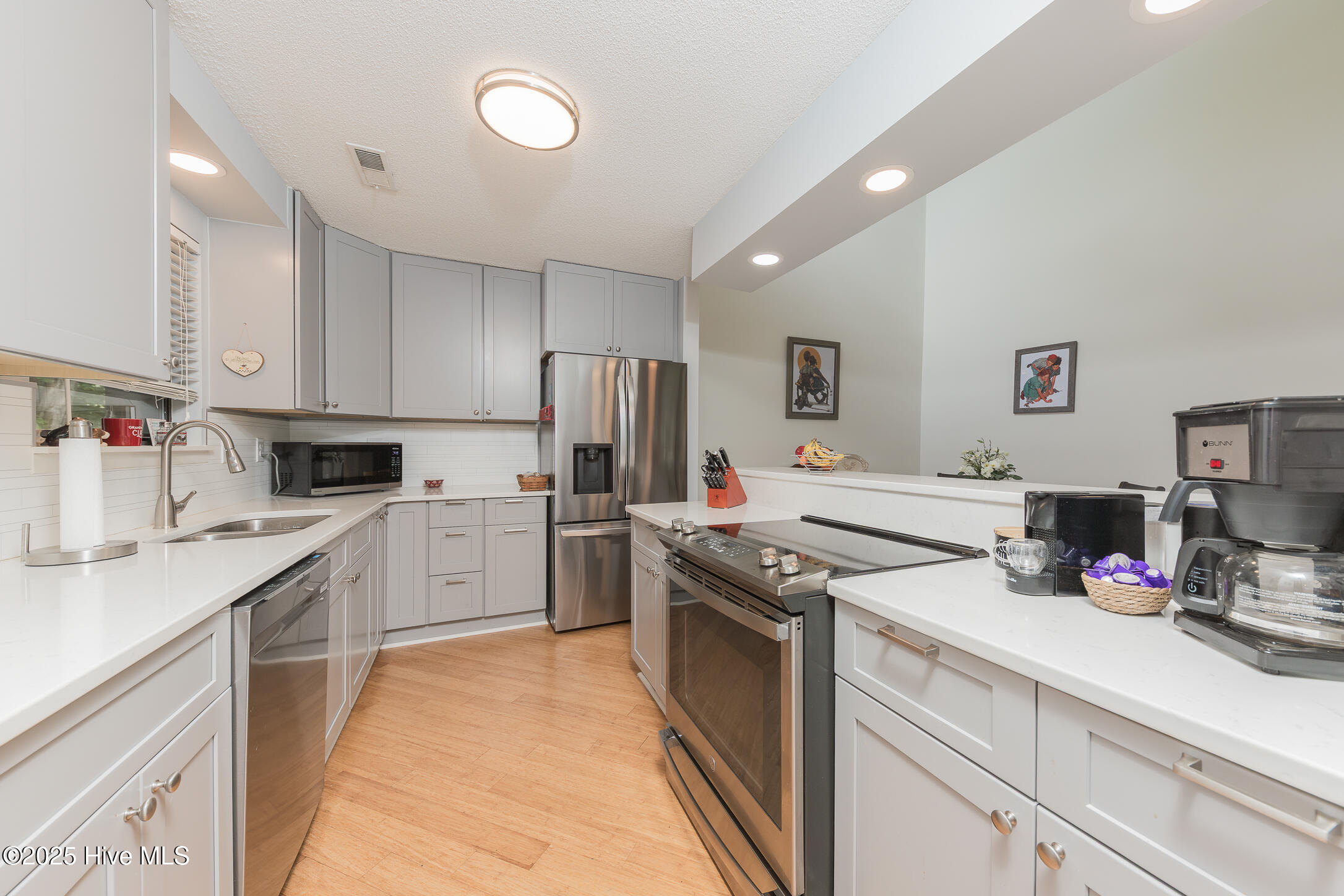 732 Azalea Drive, Unit 406 Hampstead, NC 28443 - Photo 8 of 35 13KITCHEN