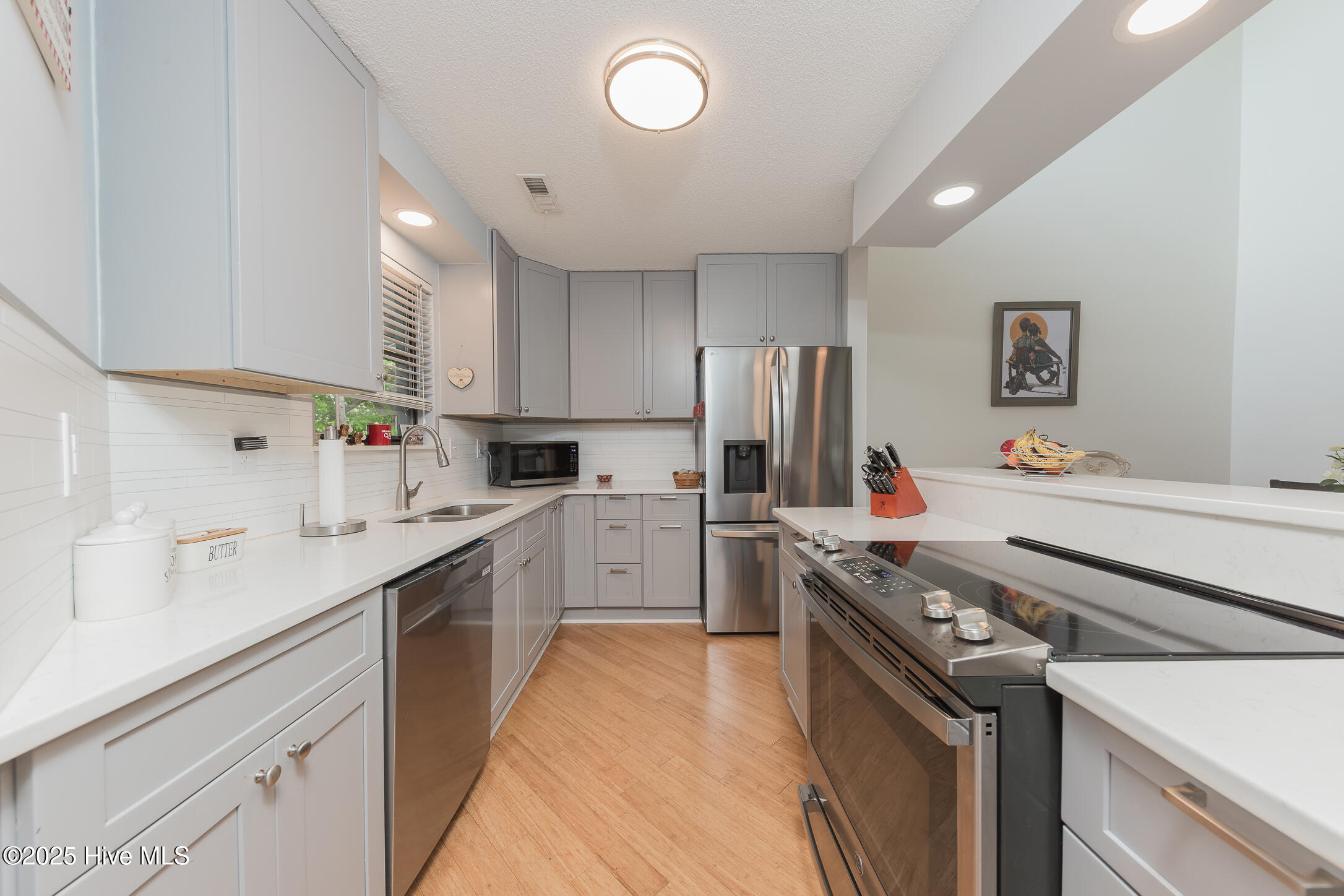 732 Azalea Drive, Unit 406 Hampstead, NC 28443 - Photo 9 of 35 14KITCHEN